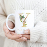 Taza De Café Letra acuarela floral y Gold y monograma<br><div class="desc">Un tazón de café personalizado con una letra falsa de oro "Y" monograma,  con ilustraciones decorativos de acuarela floral y follaje. Personalizar fácilmente con tu nombre o crea un regalo único para tus seres queridos.</div>