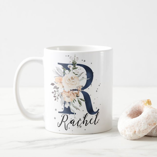 Taza De Café Letra azul marina R Peach Cream Floral Monograma (Con donut)