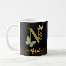 Letra dorada n diseño de mugre de mariposa