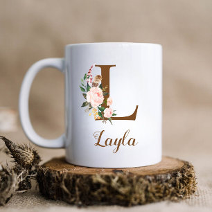 Taza De Café Letra floral personalizada de dama de honor L rega
