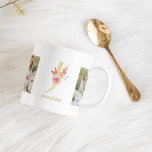 Taza De Café Letra moderna de flor de oro J | Dos monografías f<br><div class="desc">Letra moderna de flor de oro J | Dos monografías fotográficas</div>