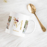 Taza De Café Letra moderna de flor de oro M | Dos monografías f<br><div class="desc">Letra moderna de flor de oro M | Dos monografías fotográficas</div>