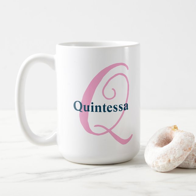 Taza De Café Letra monograma rosa personalizada Q Nombre person (Con donut)