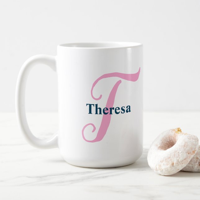 Taza De Café Letra monograma rosa personalizada T Nombre person (Con donut)