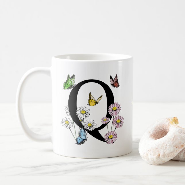 Taza De Café Letra Q Floral Mariposa Monograma Inicial (Con donut)