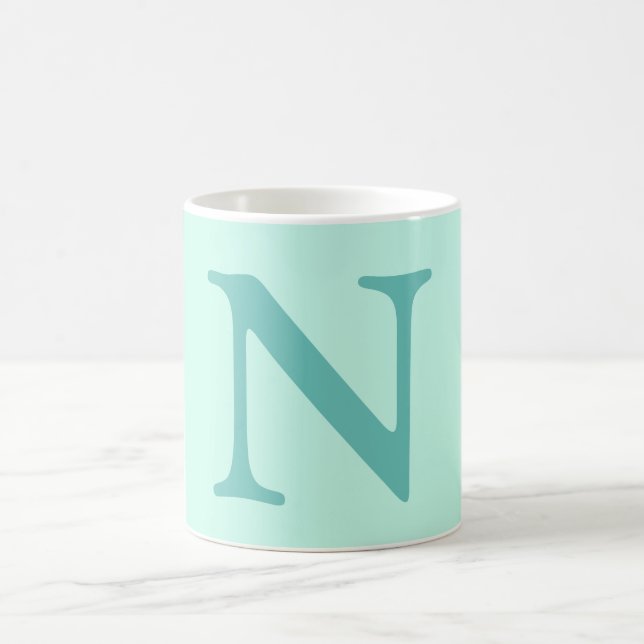 Taza De Café Letra Verde azulada ligera inicial trendy pastel m (Centro)