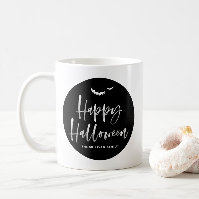 Taza De Café Letras de Cepillo de Halloween Feliz en blanco y n (Con donut)
