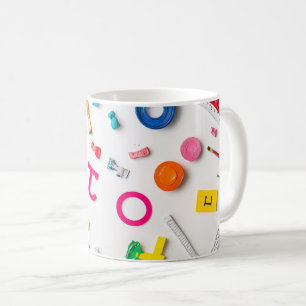 Taza De Café Letras de plástico dispuestas artísticamente sobre