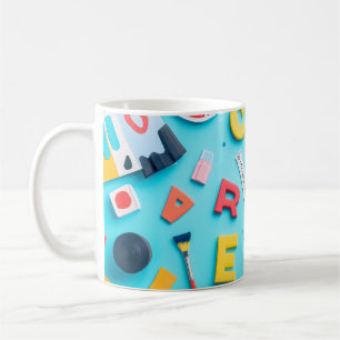 Taza De Café Letras de plástico dispuestas artísticamente sobre