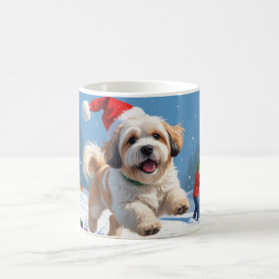 Taza De Café Lhasa Apso postulando en Nieve con Gorra Navidad