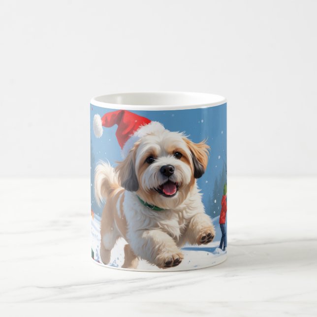 Taza De Café Lhasa Apso postulando en Nieve con Gorra Navidad (Centro)