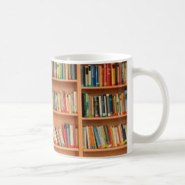 Taza De Café Libros en fondo de estantería