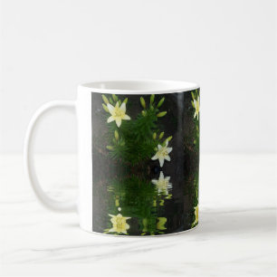 Taza De Café Lilies reflejados en el agua sobre fondo oscuro