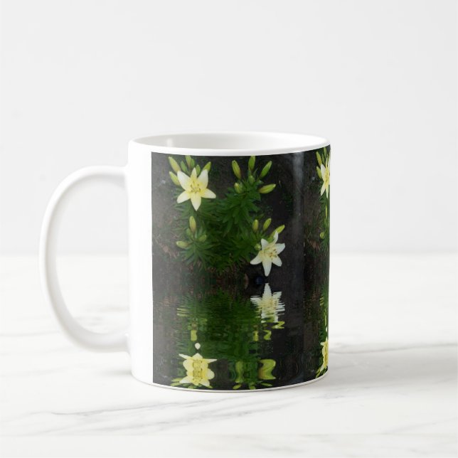 Taza De Café Lilies reflejados en el agua sobre fondo oscuro (Izquierda)