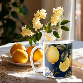 Taza De Café Limoneros italianos sobre fondo de estampado de ma