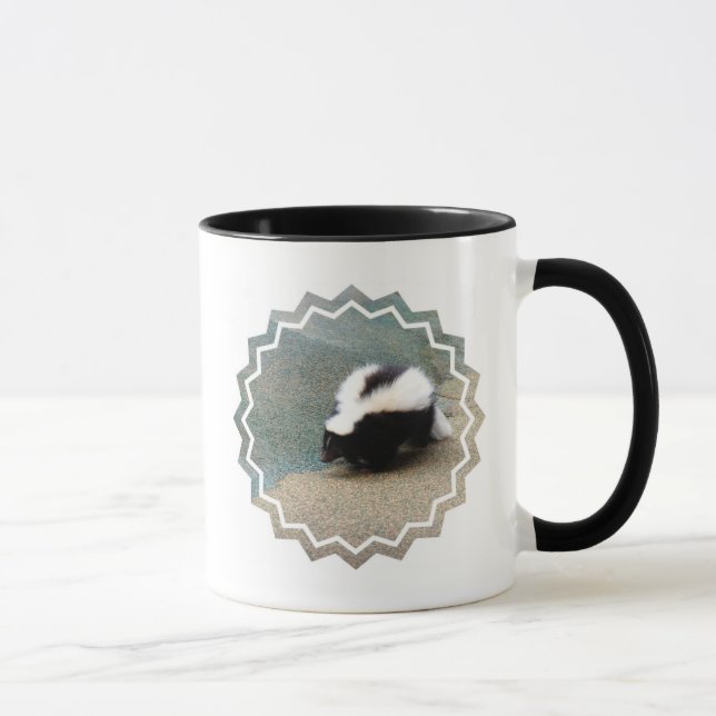 Taza de café linda de la mofeta (Derecha)