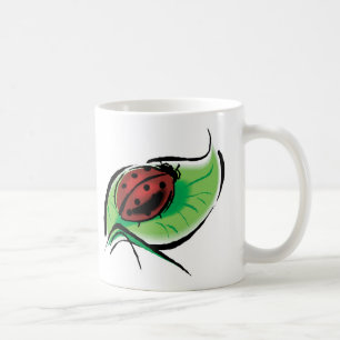 Taza De Café linda mariquita en hoja