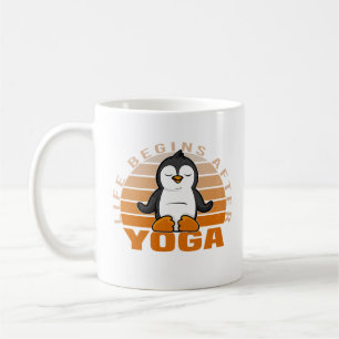 Taza De Café Lindo y divertido pingüino haciendo yoga. divertid