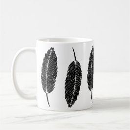 Taza De Café Linocut de plumas rusticas en blanco y negro