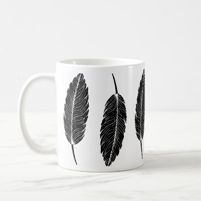 Taza De Café Linocut de plumas rusticas en blanco y negro (Izquierda)