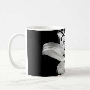 Taza De Café Lirio plateado: Elegancia floral monocroma.