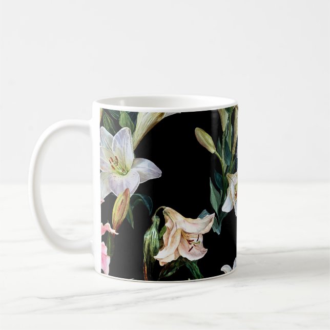 Taza De Café Lirios florales: pintura de fondo negro (Izquierda)
