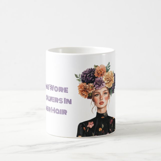 Taza De Café Llevaba flores en su cabello (Centro)