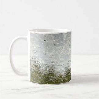 Taza De Café Lluvia en el estanque