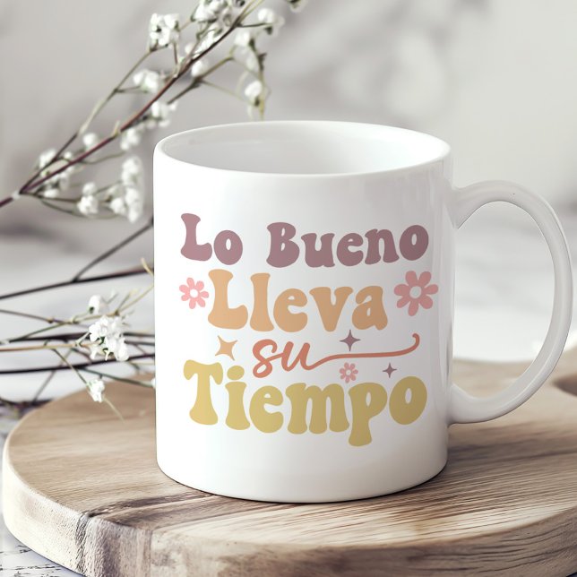 Taza De Café "Lo bueno lleva su tiempo" Boho Inspirador ("Lo Bueno Lleva su Tiempo" Boho Inspirational Coffee Mug on a sunny neutral boho kitchen table.)
