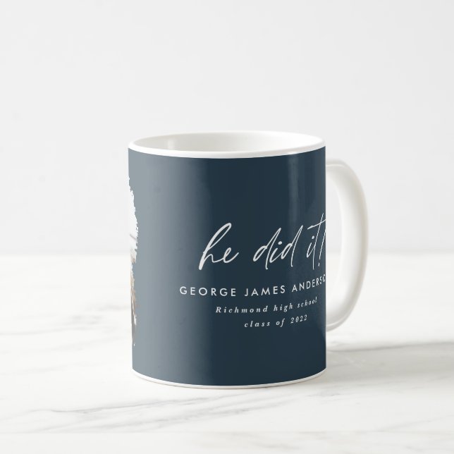 Taza De Café Lo hizo con un guión moderno foto graduación azul  (Anverso derecho)