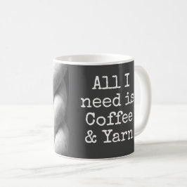 Taza De Café Lo único que necesito es café y yarn gracioso