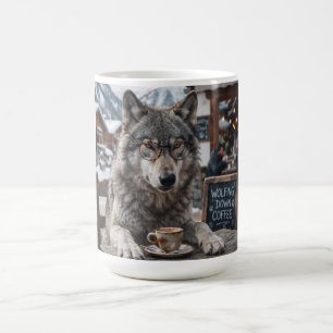 Taza De Café Lobo con gafas bebiendo café en una estación de es
