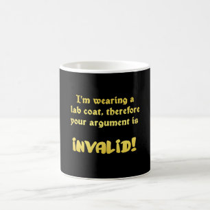 Taza De Café Lógica divertida de bata de laboratorio: el argume