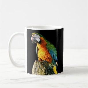 Taza De Café Loro grande del naranja y del trullo en un tocón