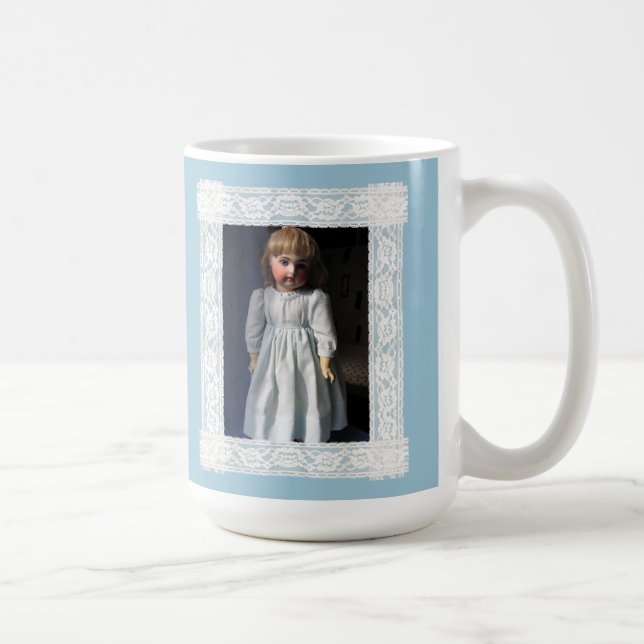 Taza De Café ¡Los Amantes De Las Muñecas Tienen Más Diversión!  (Derecha)