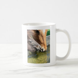 Taza De Café Los Amigos Comparten Un Caballo De Bebida