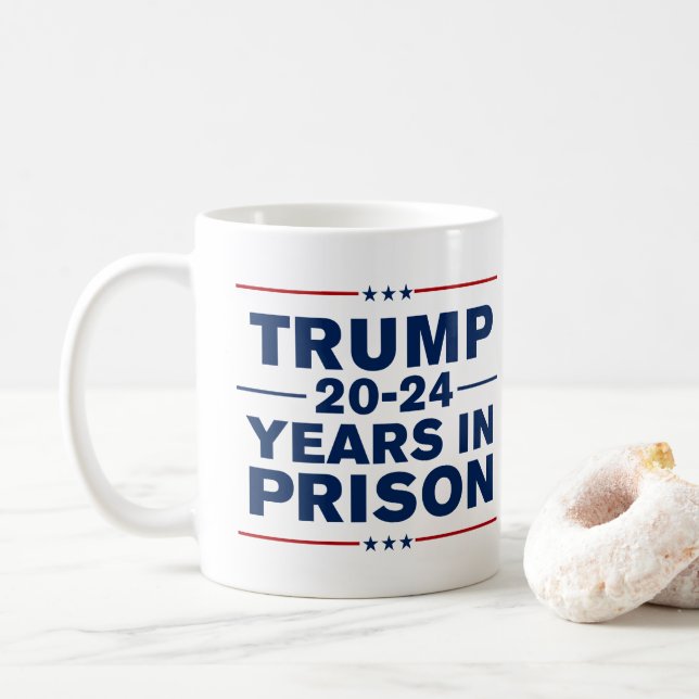 Taza De Café Los años de prisión de Trump 2024 lo encerraron co (Con donut)