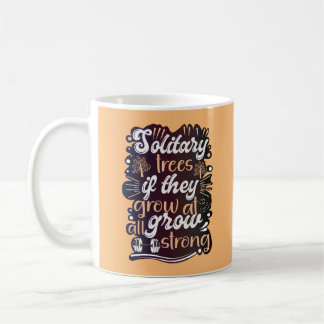 Taza De Café Los árboles solitarios, si crecen, crecen fuertes