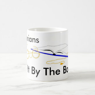 Taza De Café Los bibliotecarios lo hacen por los libros