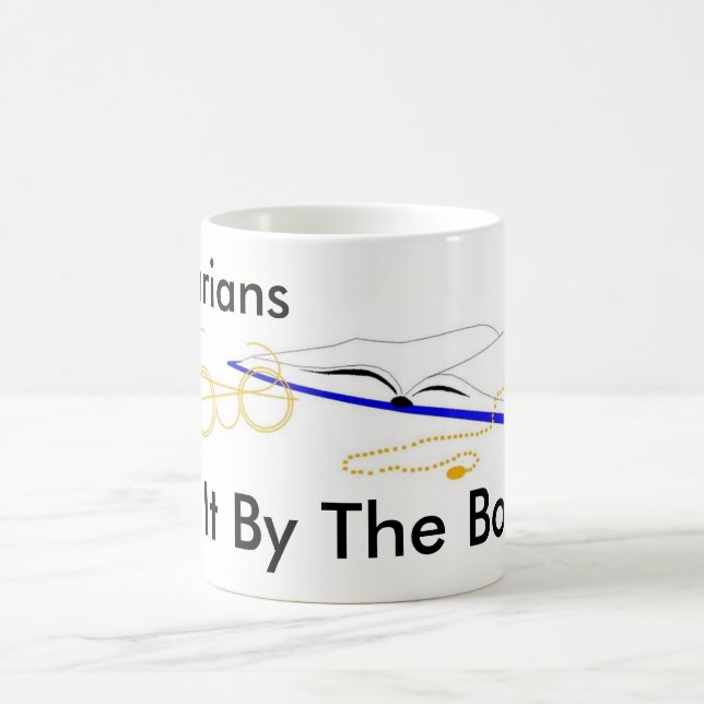 Taza De Café Los bibliotecarios lo hacen por los libros (Centro)