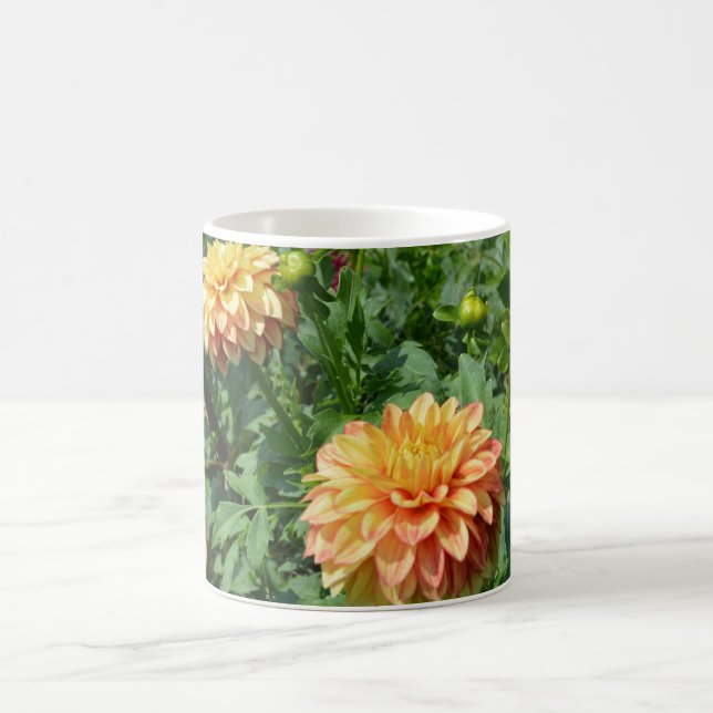 Taza De Café Los dahlias amarillos adornan los lados de esta ta (Centro)