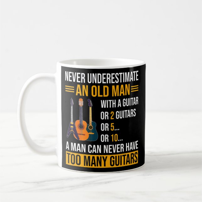 Taza De Café Los Hombres Nunca Subestiman A Un Viejo Con Guitar (Izquierda)