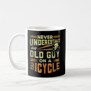 Taza De Café Los hombres nunca subestiman a un viejo en una bic