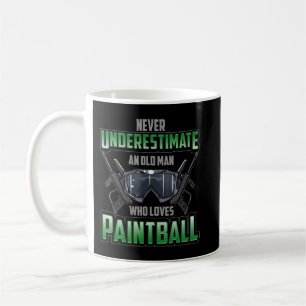Taza De Café Los Hombres Nunca Subestiman A Un Viejo Que Ama El