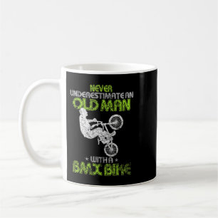 Taza De Café Los Hombres Vintage Nunca Subestiman A Un Viejo Co