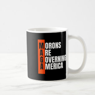 Taza De Café Los idiotas están gobernando América Divertida ide