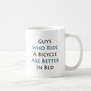 Taza De Café Los individuos que montan una bicicleta son