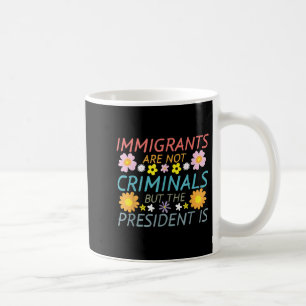 Taza De Café Los inmigrantes no son criminales, pero el preside