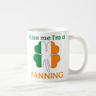 Taza De Café Los irlandeses personalizados me besan que estoy