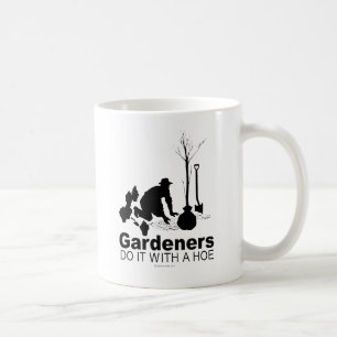Taza De Café los jardineros lo hacen con una azada